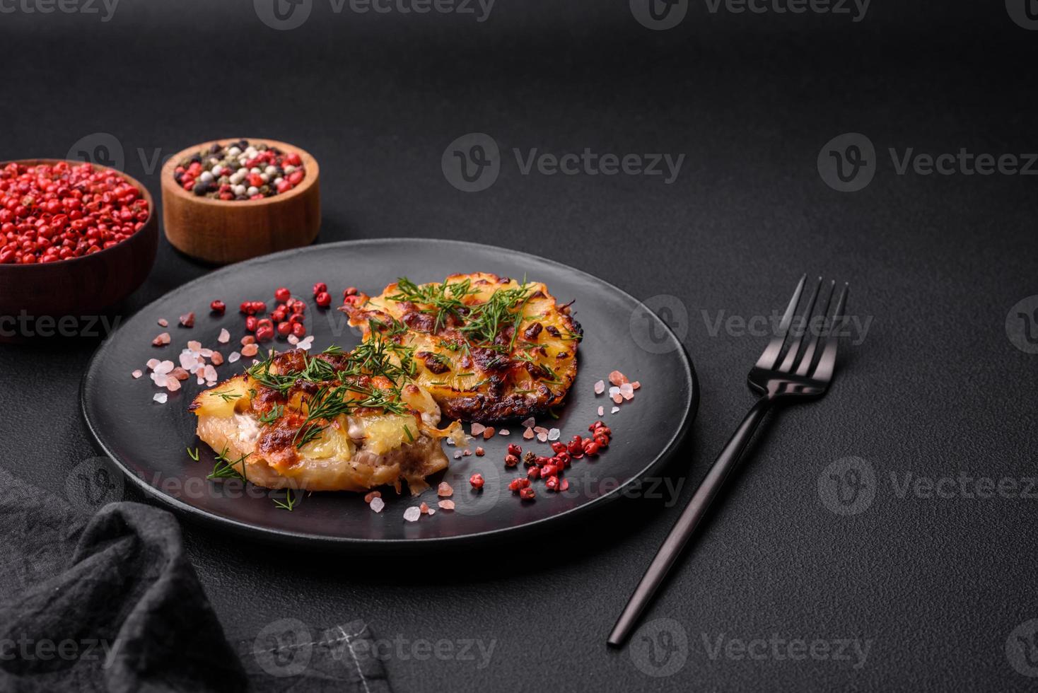 viande cuite au four avec ananas, tomates, fromage, épices et herbes photo