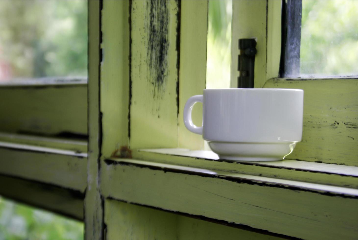 tasse à café sur le rebord de la fenêtre photo
