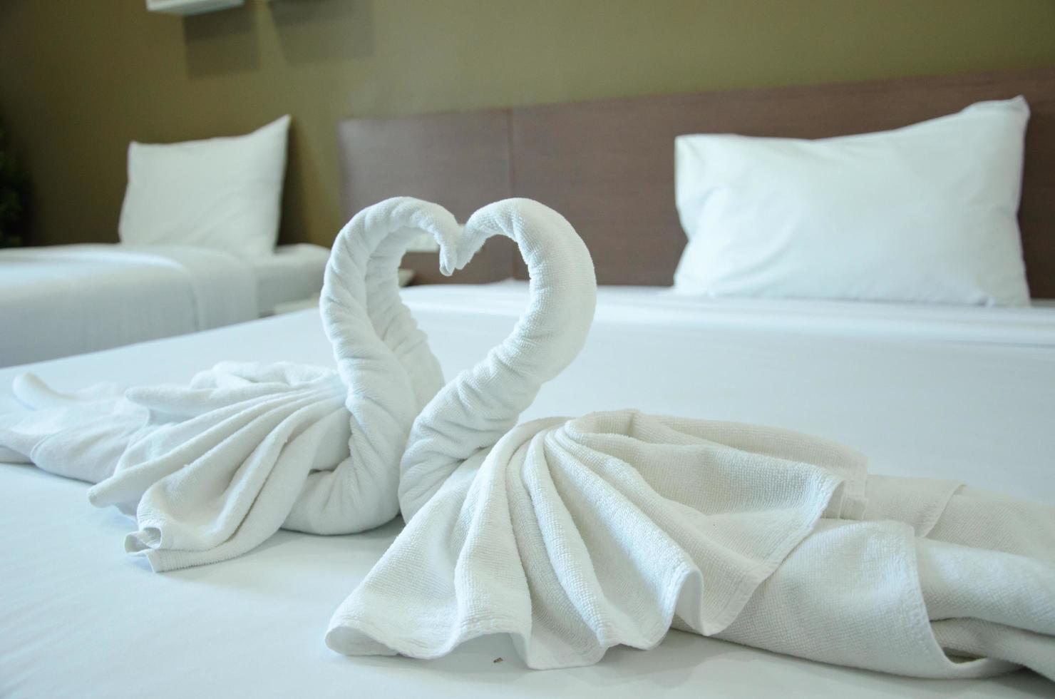 serviettes de cygne sur le lit photo