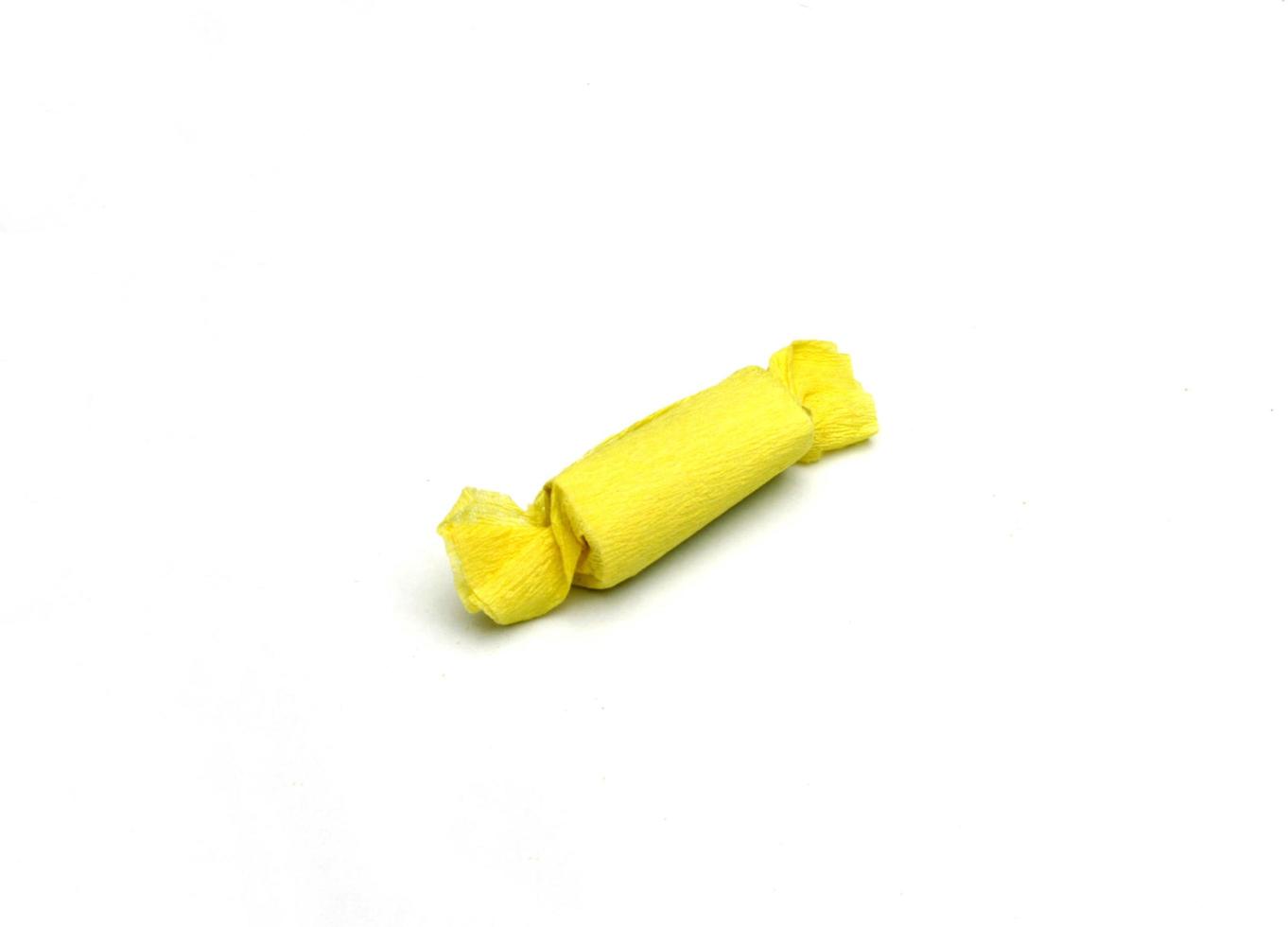 bonbons à la tire jaune sur fond blanc photo