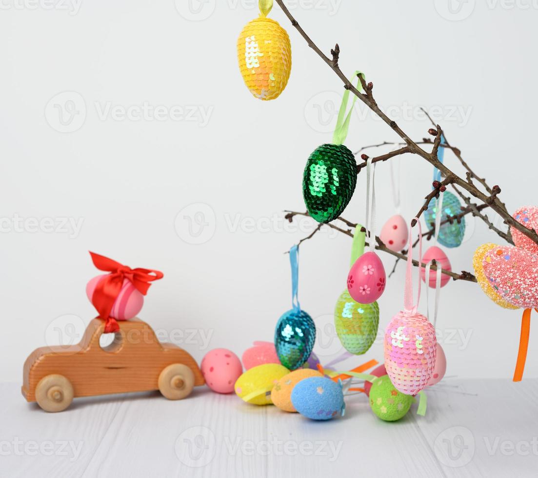 Oeuf De Pâques Sur Jouet De Voiture En Bois