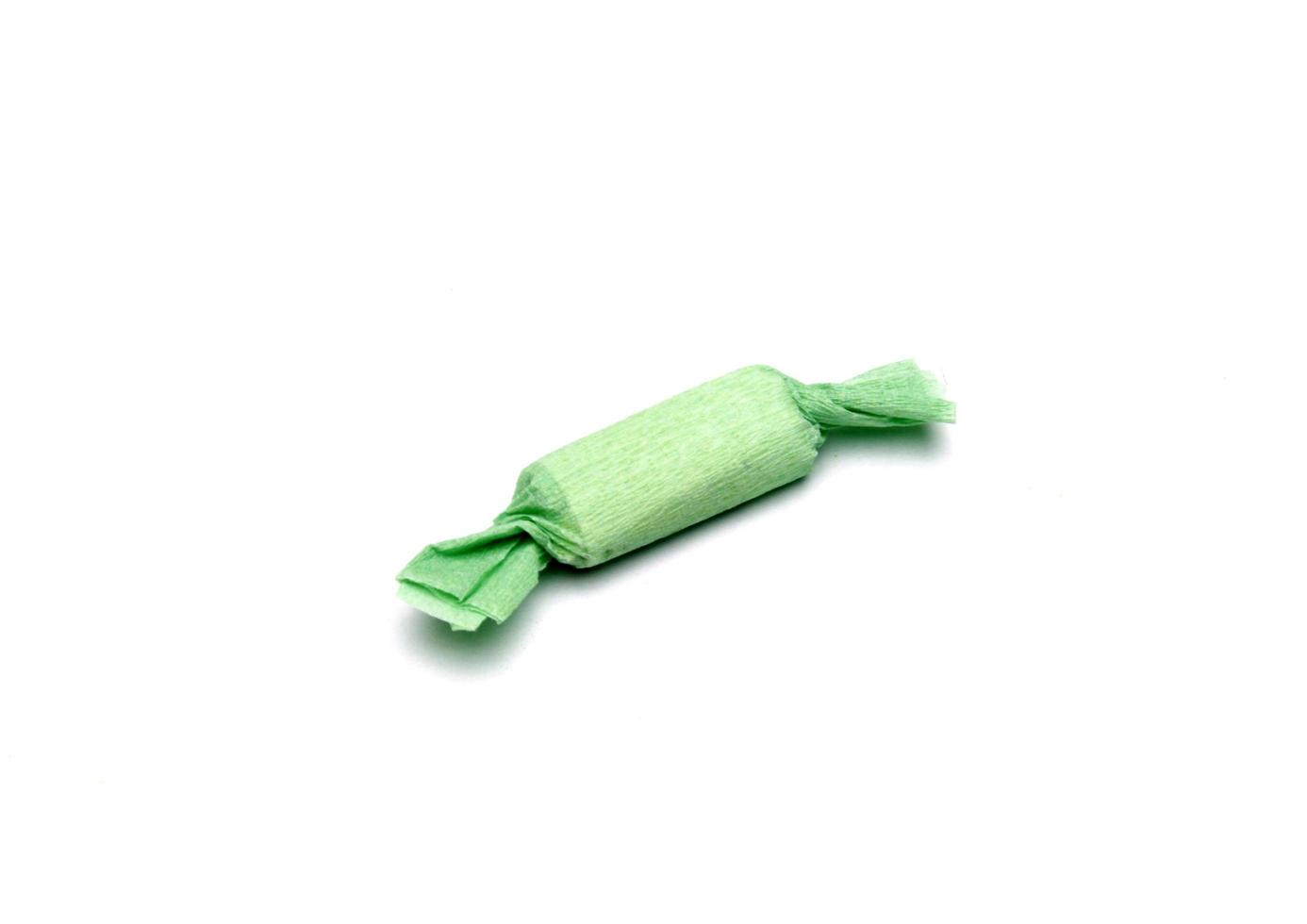 Bonbons à la tire verte sur fond blanc photo