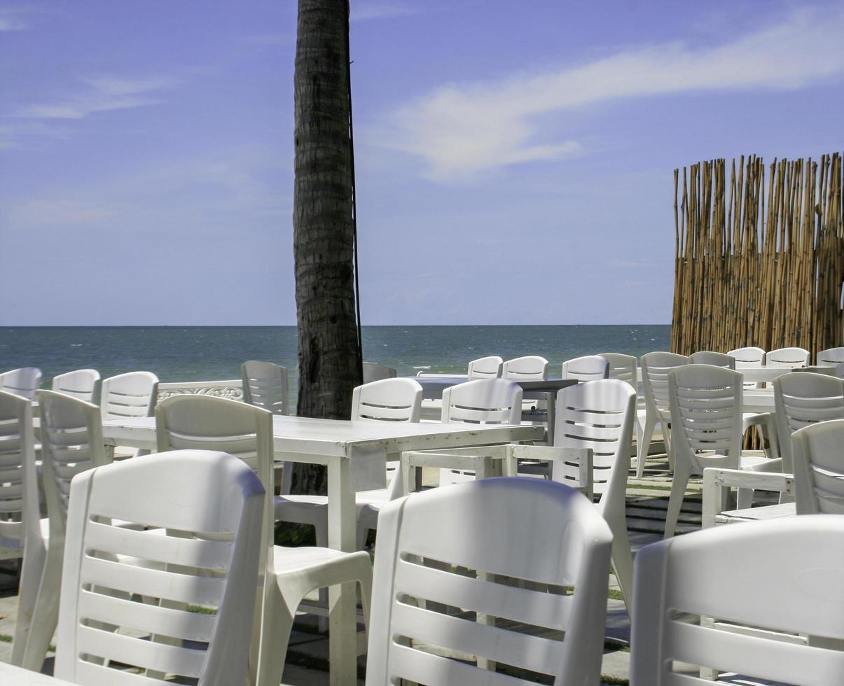 table et chaises d'extérieur au bord de la mer photo