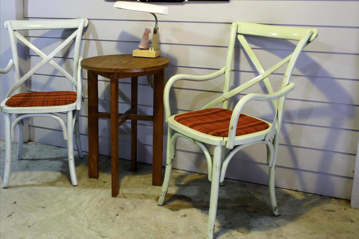 table et chaises d'extérieur avec lampe photo