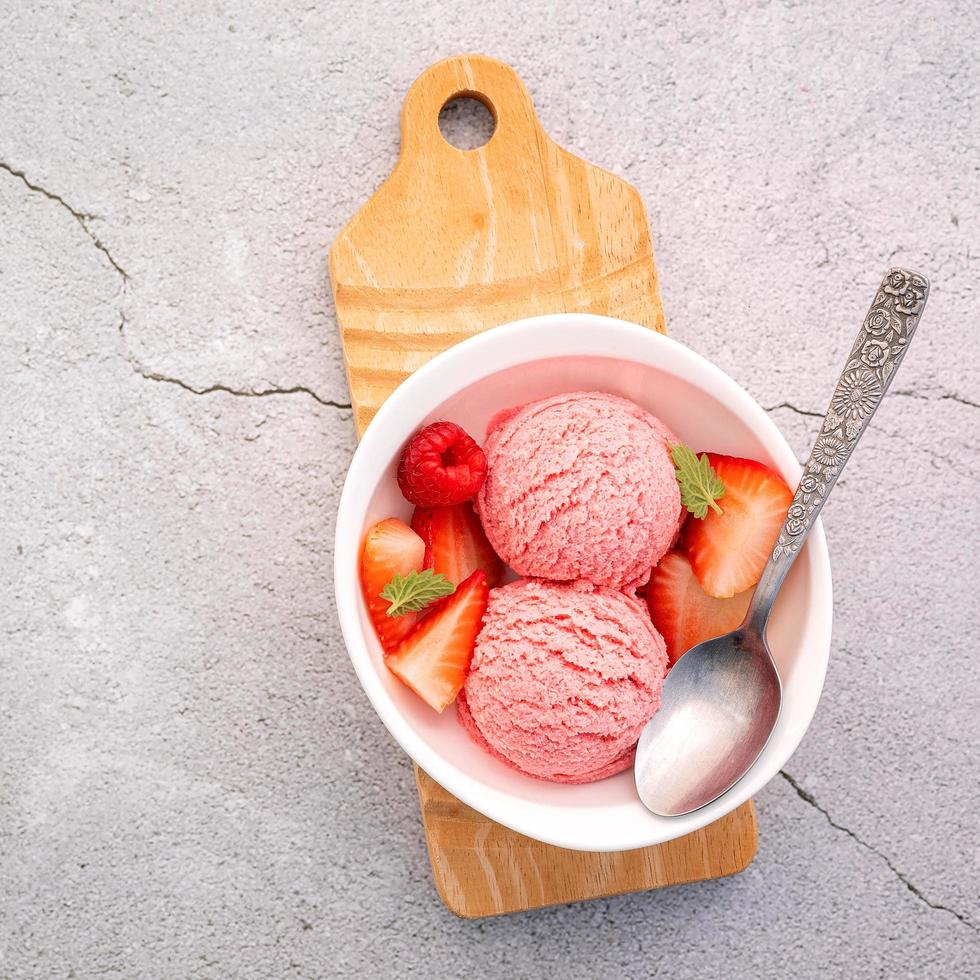 Saveur de glace à la fraise dans un bol blanc photo