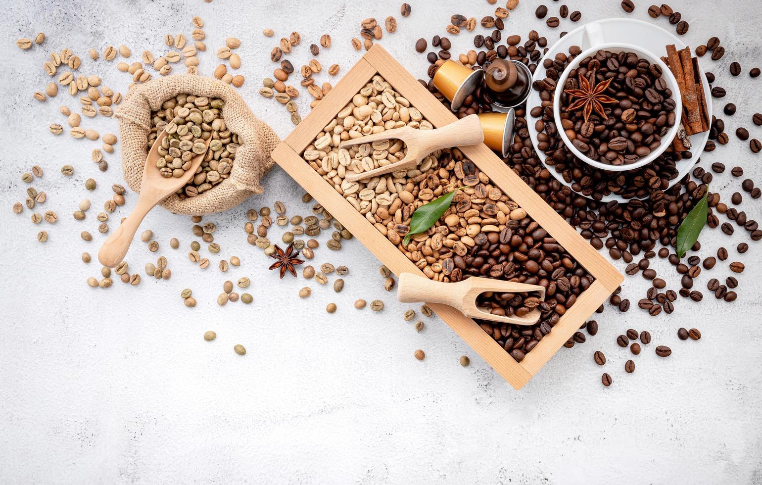 grains de café décaféiné vert et brun non torréfiés et torréfiés foncés photo