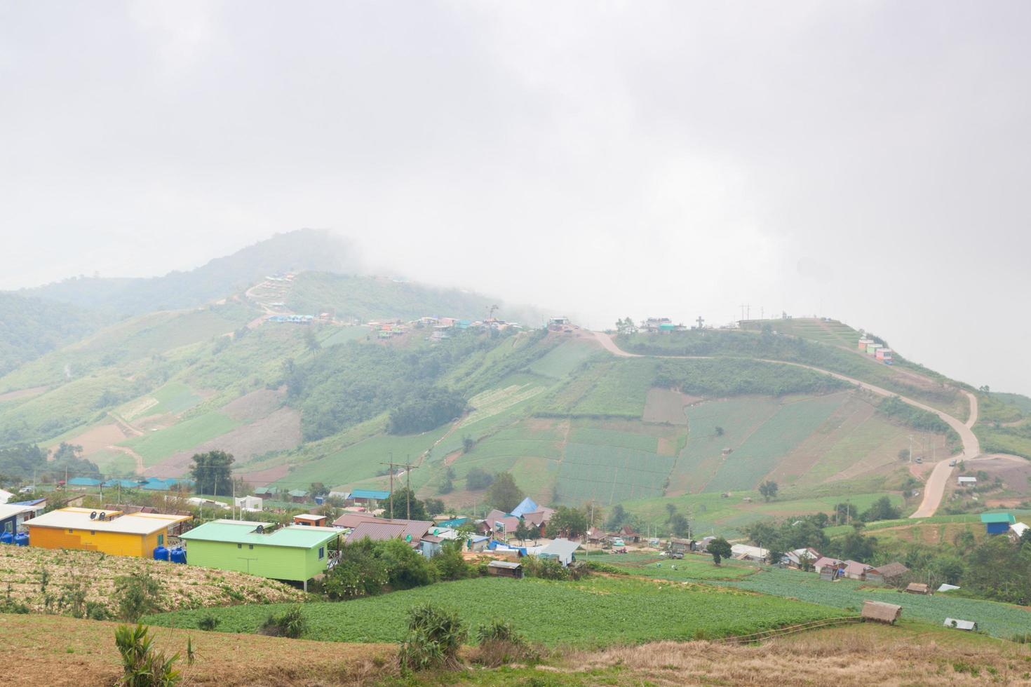 villages et terres agricoles dans les montagnes photo