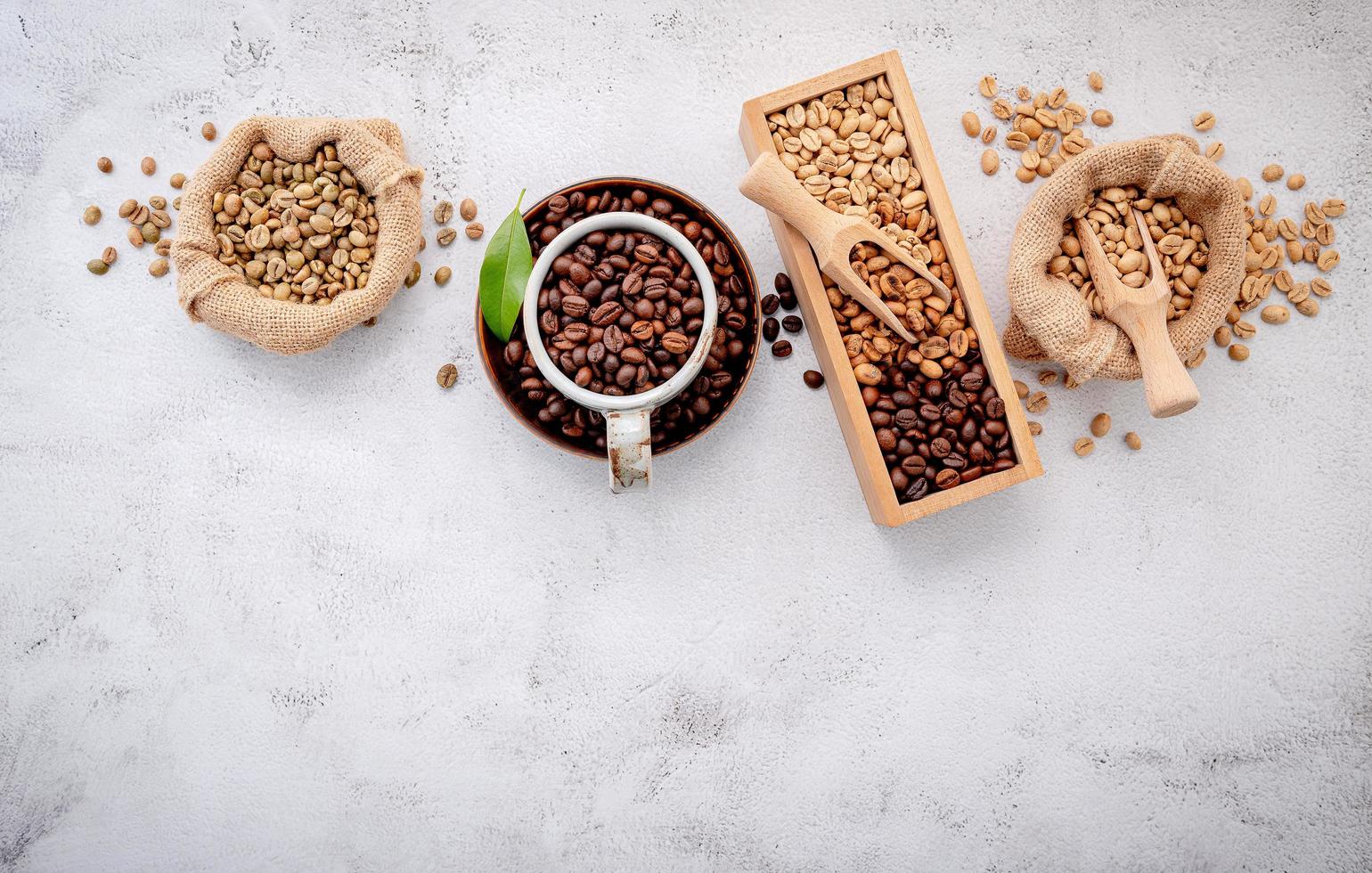 grains de café torréfiés avec cuillère photo