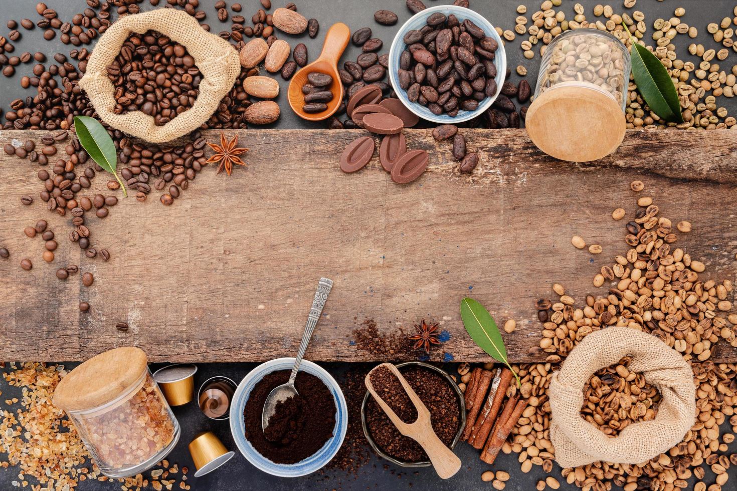 grains de café torréfiés avec cuillère photo