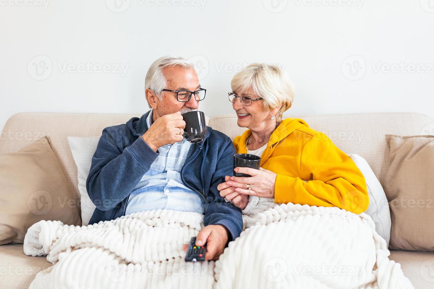 beau couple de personnes âgées en tablier préparant un dîner sain et  souriant tout en passant du temps à la maison 13583437 Photo de stock chez  Vecteezy