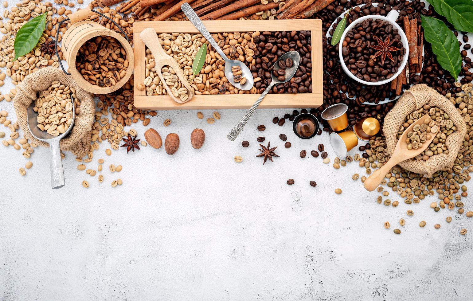 grains de café décaféiné vert et brun non torréfiés et torréfiés foncés photo