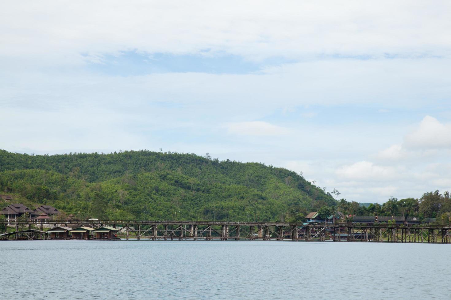 pont en bois sur la rivière photo