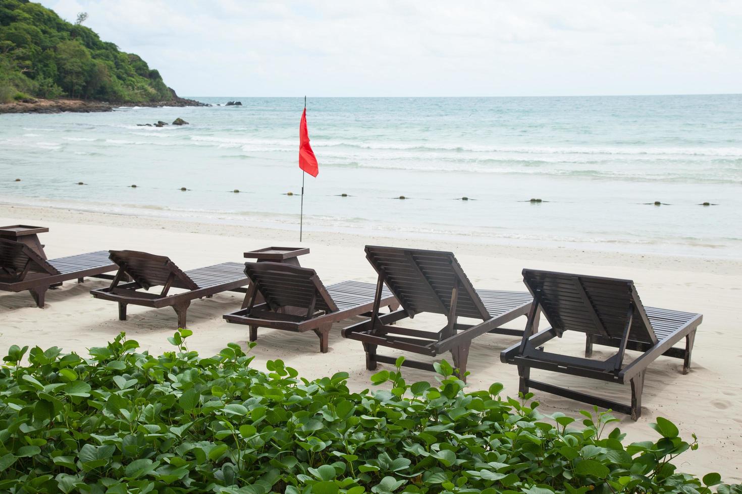 lits en bois sur la plage en thaïlande photo