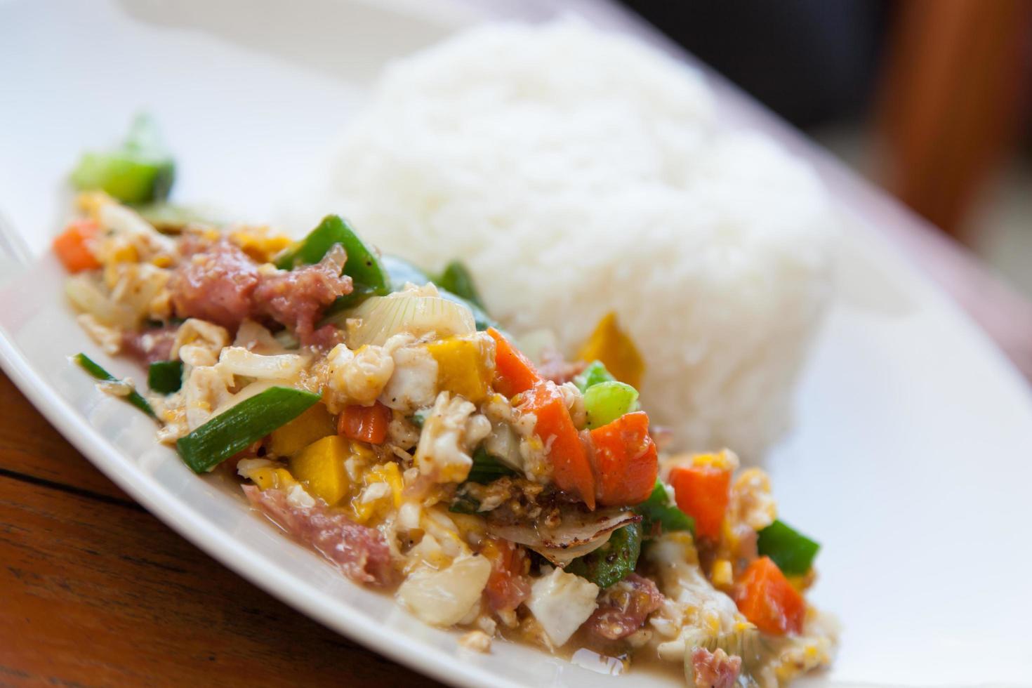 légumes sautés et riz photo