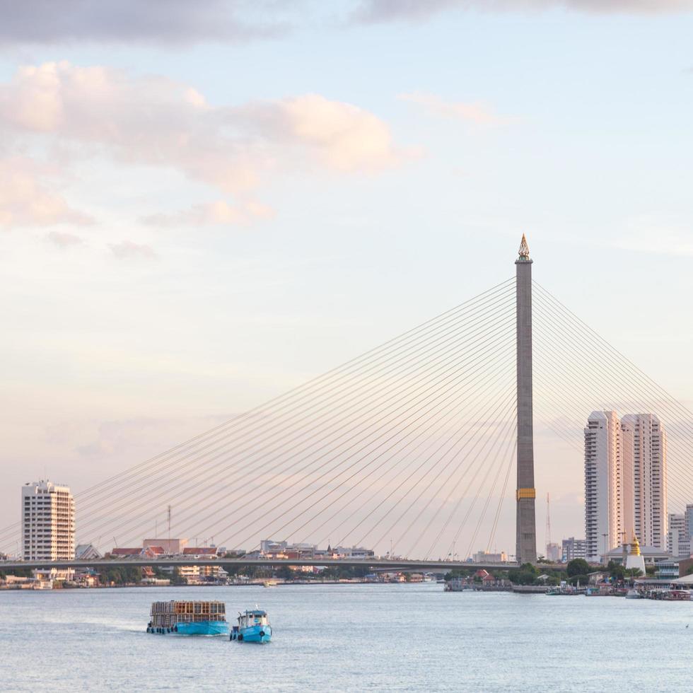 Pont Rama VIII à Bangkok au coucher du soleil photo