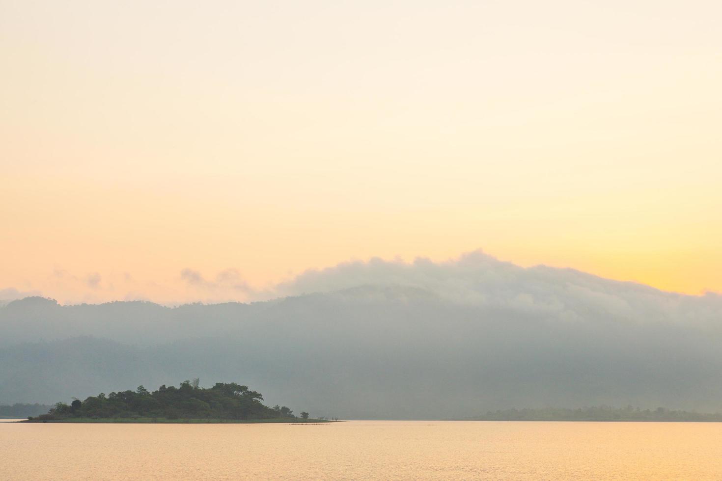 île dans le lac photo