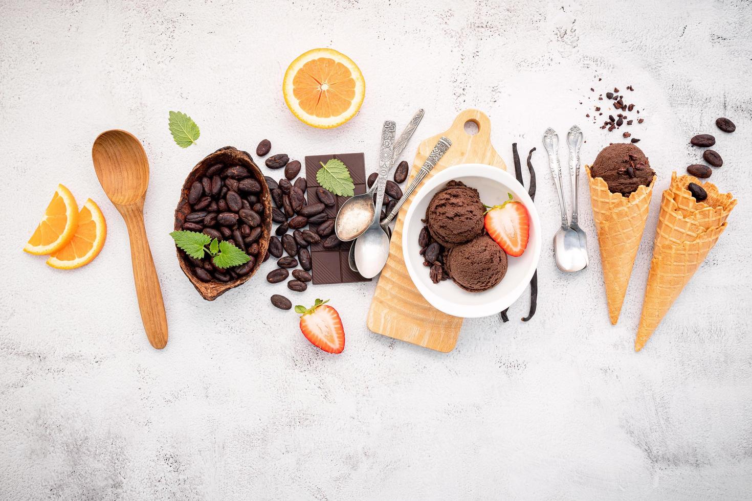 Saveurs de crème glacée au chocolat dans un bol photo