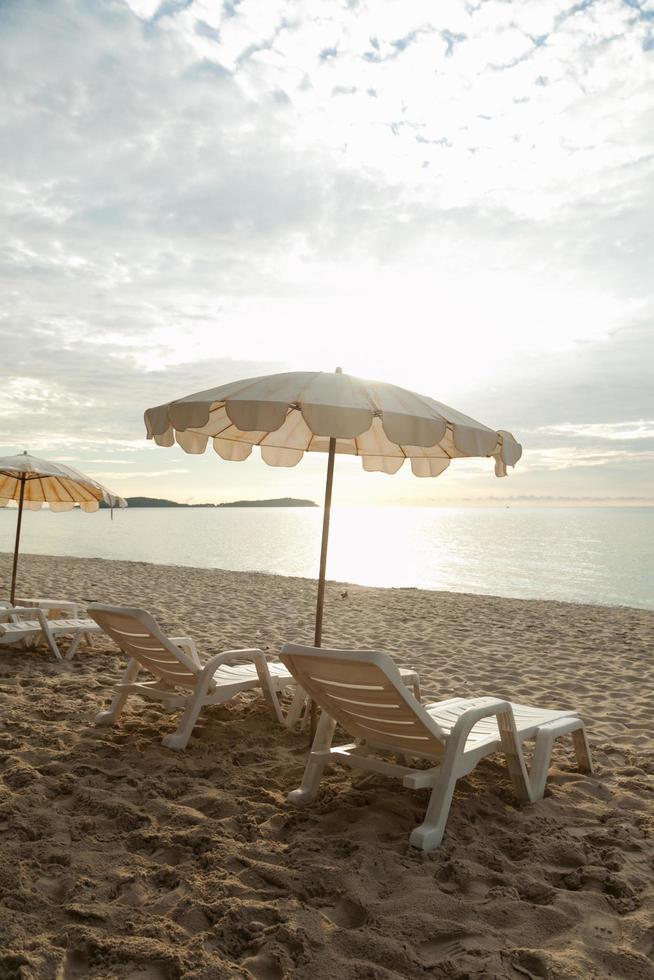 bains de soleil et parasols en Thaïlande photo