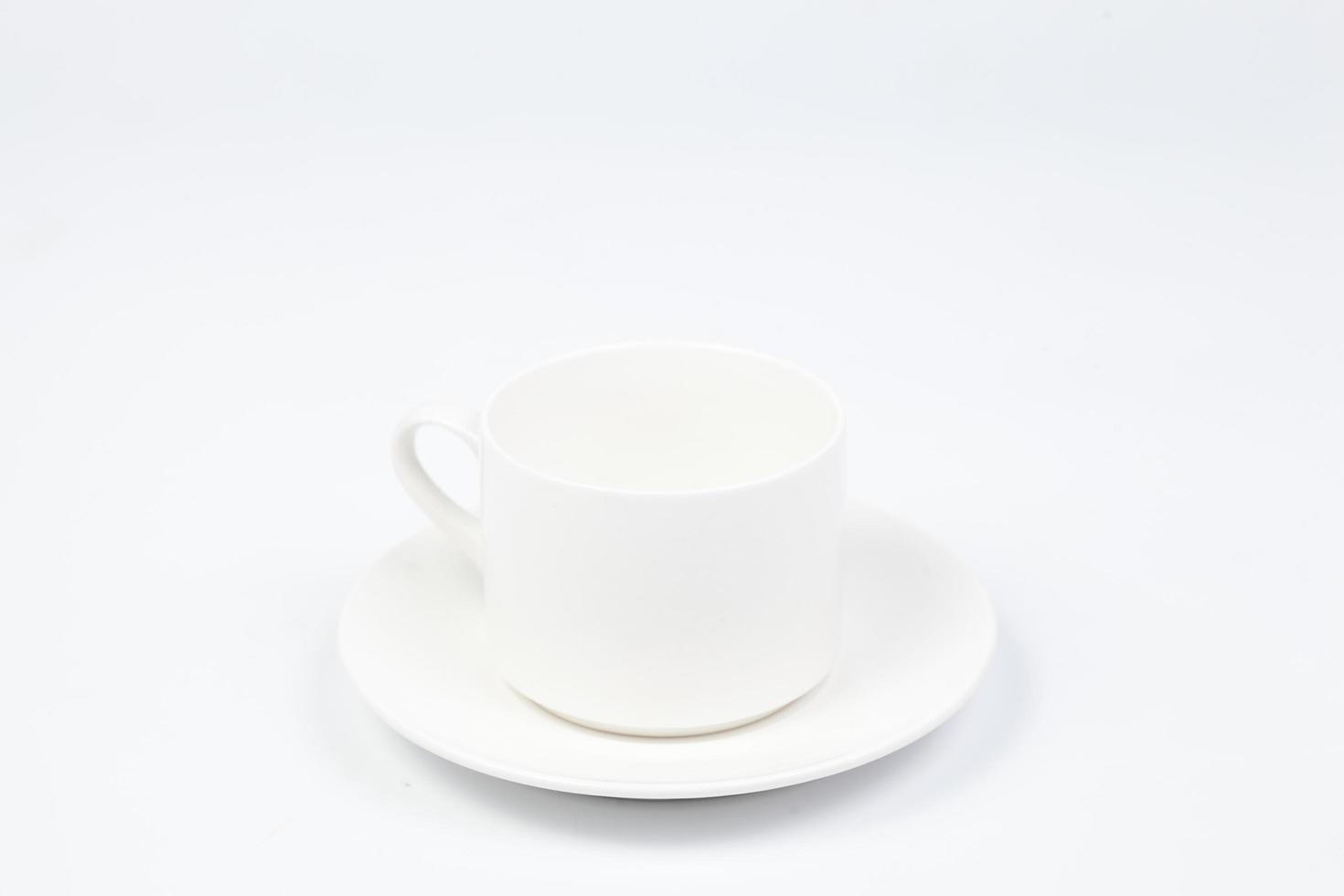 tasse à café et soucoupe sur fond blanc photo