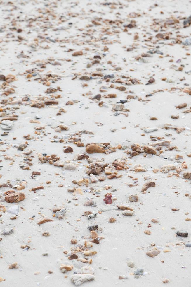 petites pierres sur le sable photo