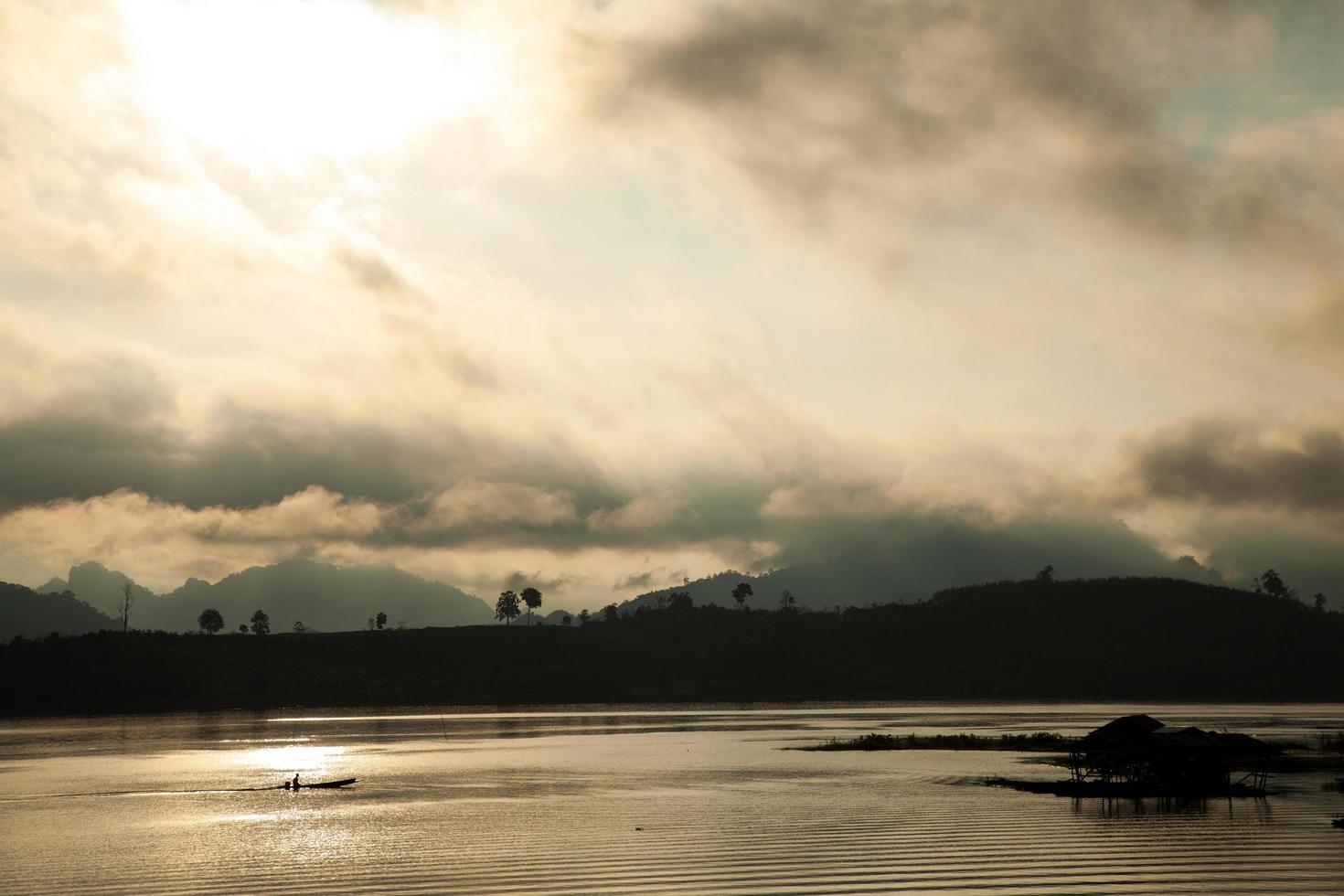 bateau sur la rivière photo