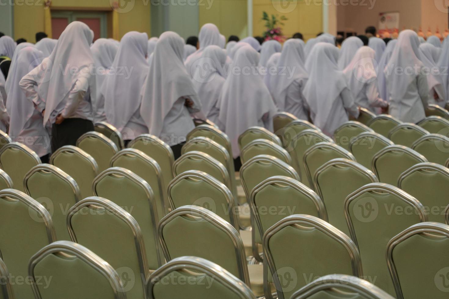 vide chaise rangée dans une réunion pièce sélectionner concentrer avec peu profond profondeur de champ. photo