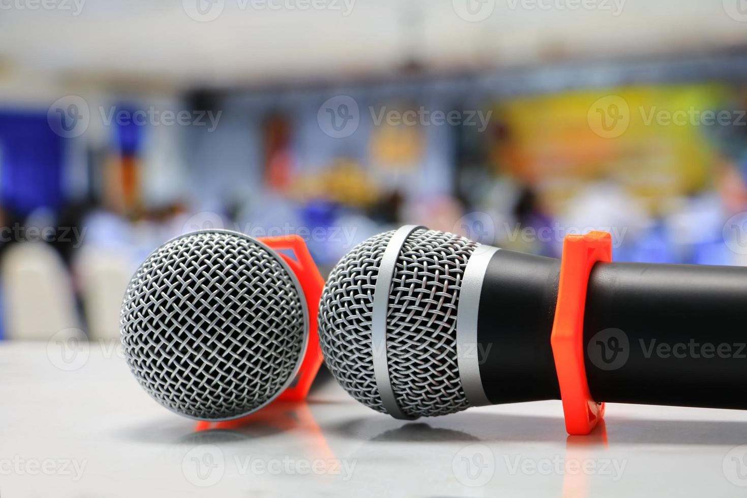 microphone en gros plan dans la salle de conférence photo