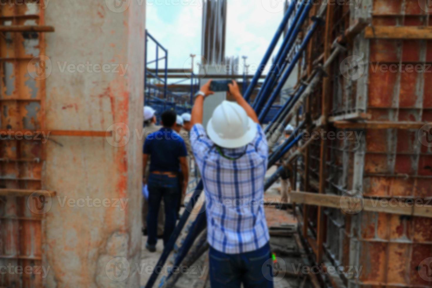 brouiller concentrer de ingénierie photographier avec mobile téléphone dans construction bâtiment photo