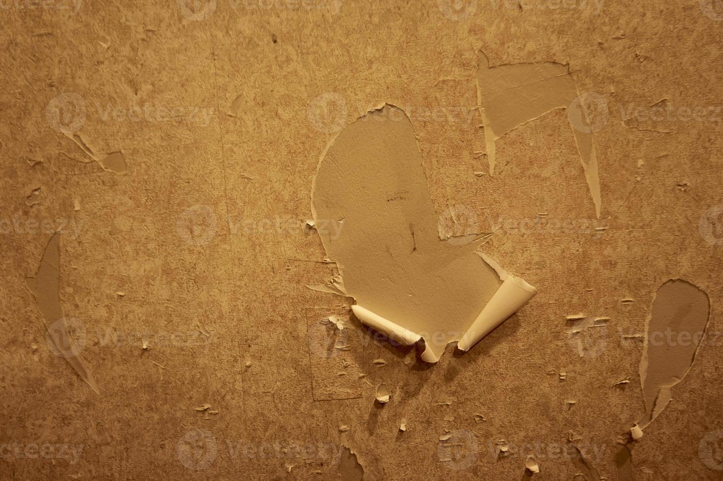 proche en haut de déchiré ou déchiré fond d'écran. trou dans le fond d'écran sur le mur. vieux délavé floral fond d'écran déchiré vers le bas ou peeling de des murs de le maison pour général Contexte. de face vue proche en haut détails. photo