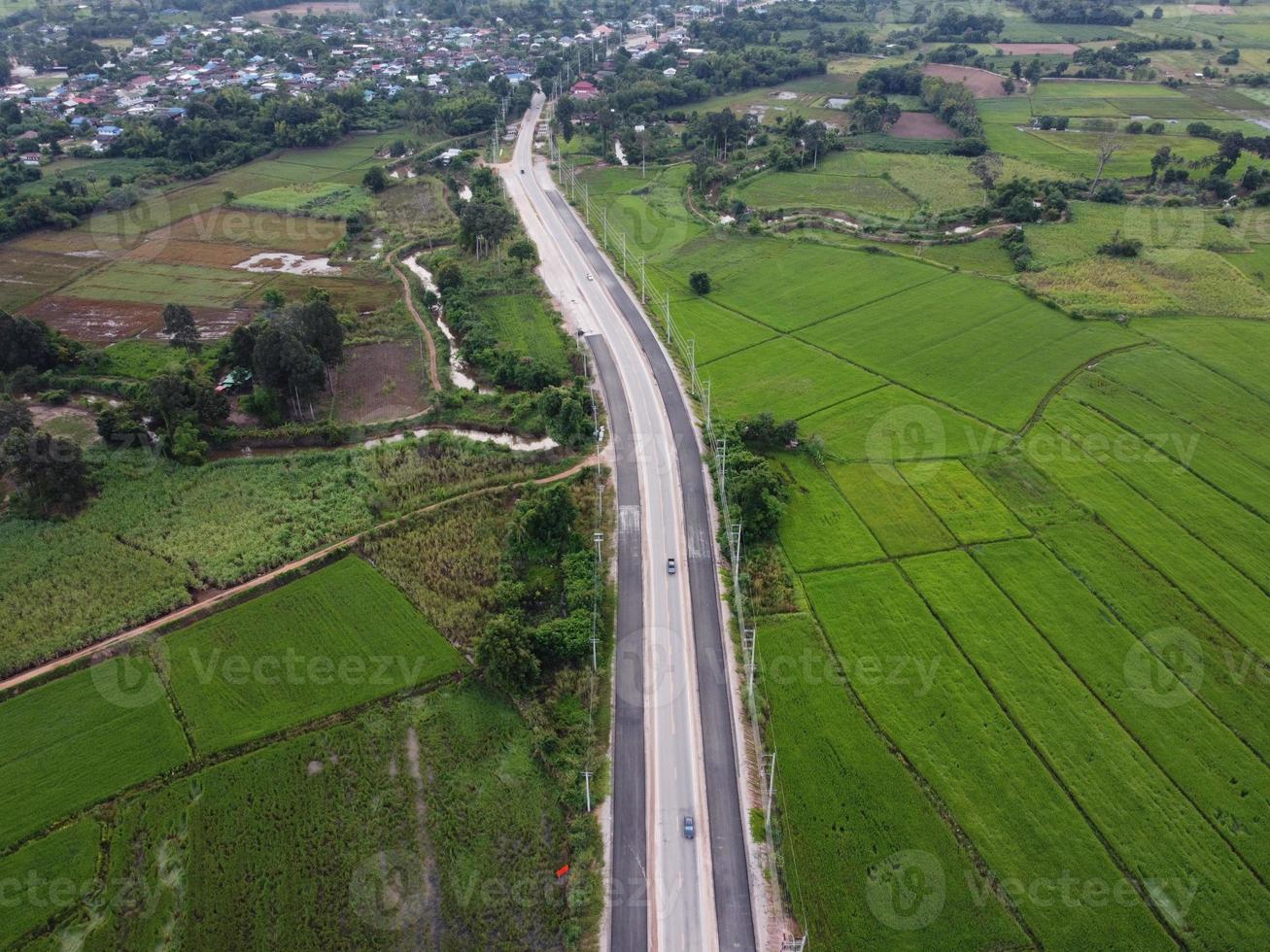 une photographie aérienne d'une route en construction dans un champ vert. photo