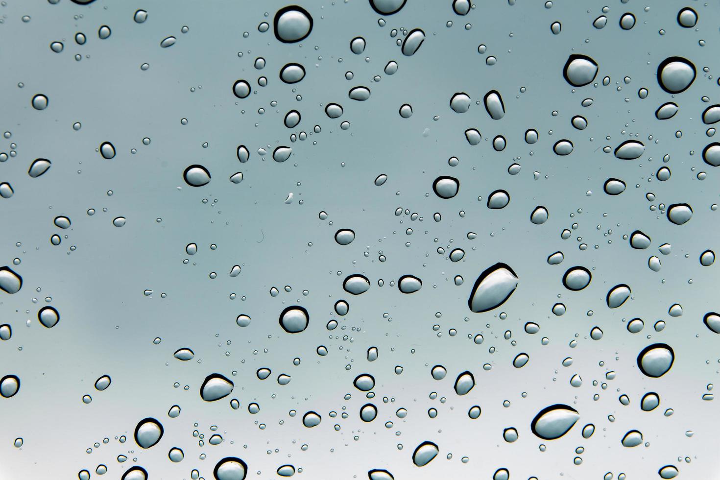 gouttes d'eau et perles d'eau sur verre clair. photo