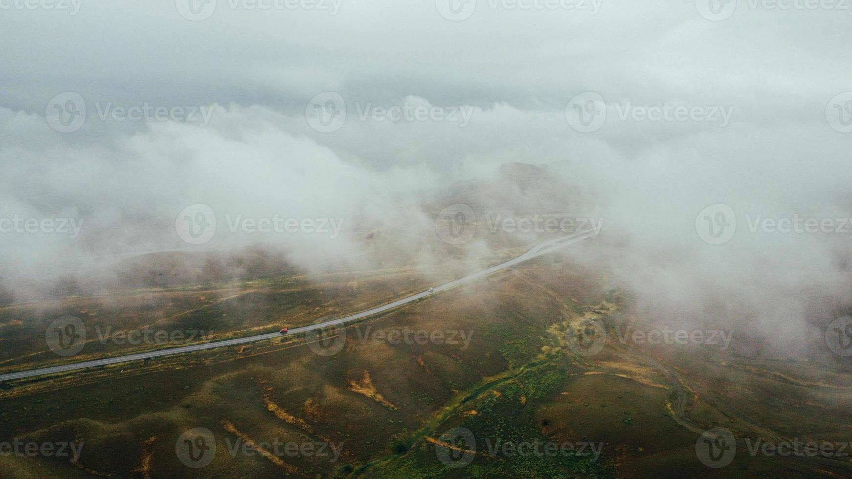 la voiture se déplace dans le brouillard vue de dessus photo