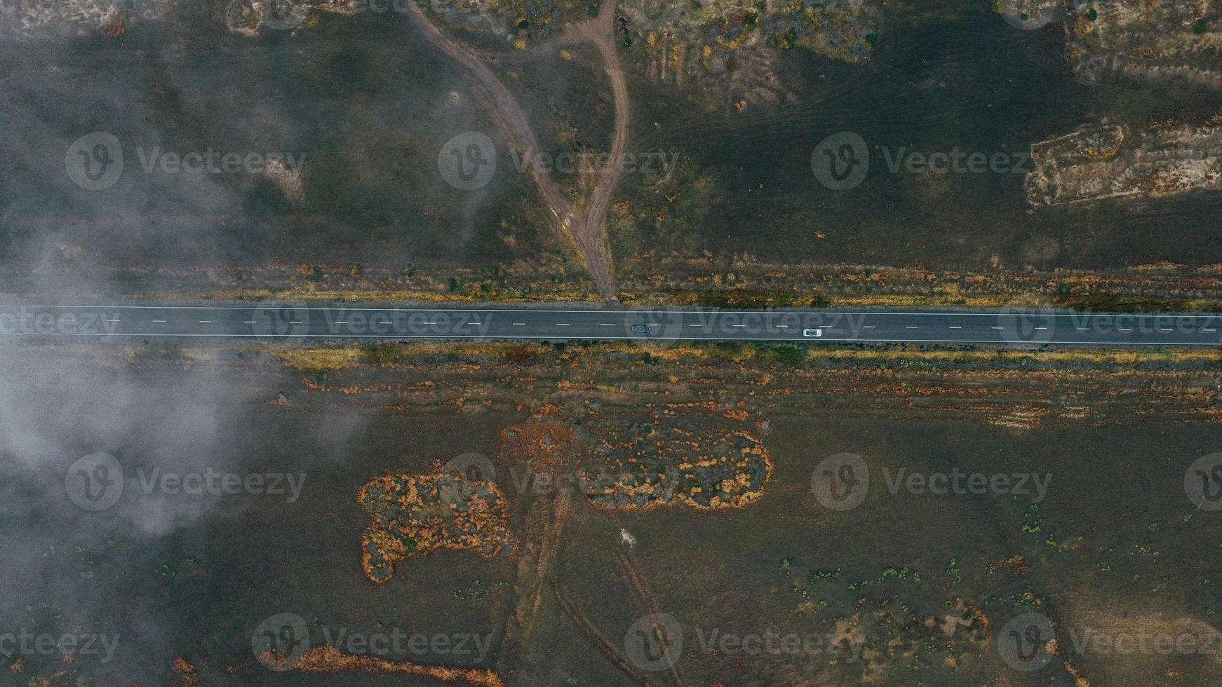 la voiture se déplace dans le brouillard vue de dessus photo