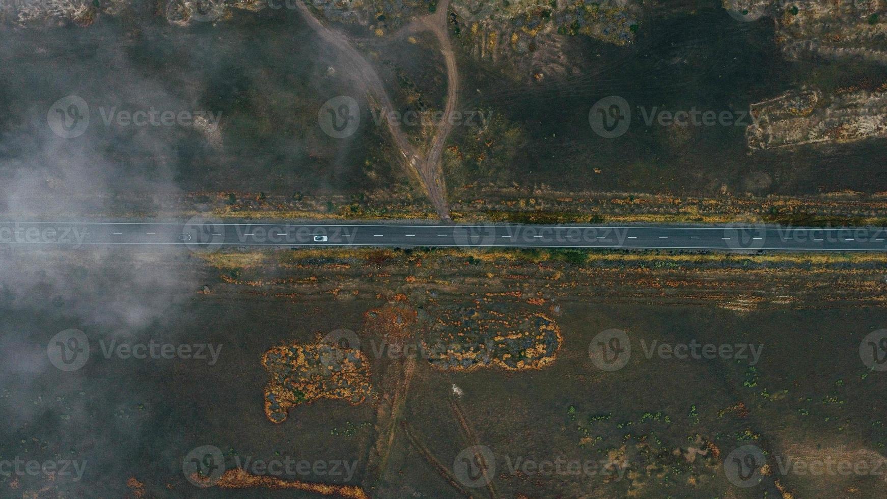 la voiture se déplace dans le brouillard vue de dessus photo