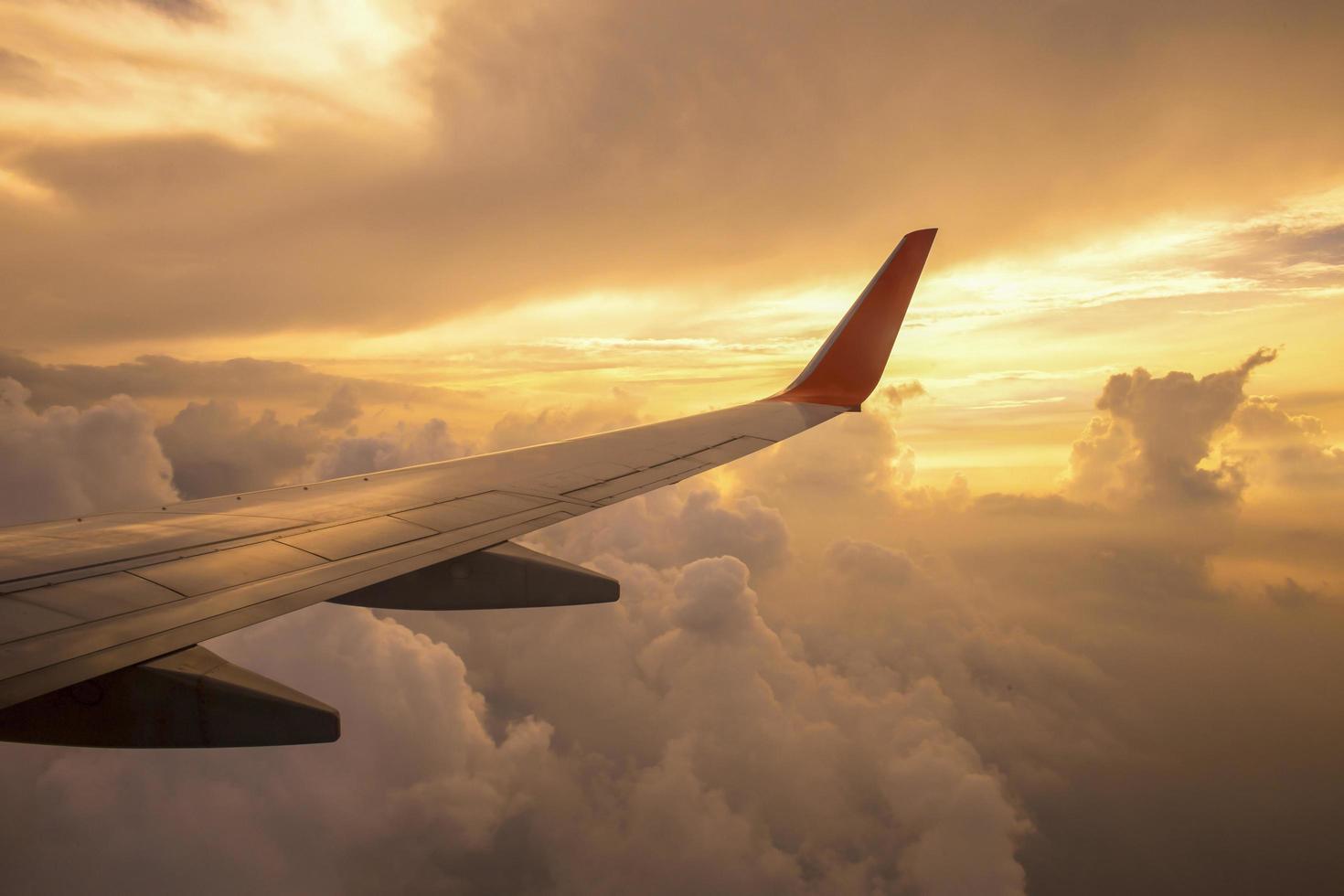 aile d'avion et nuages au coucher du soleil photo