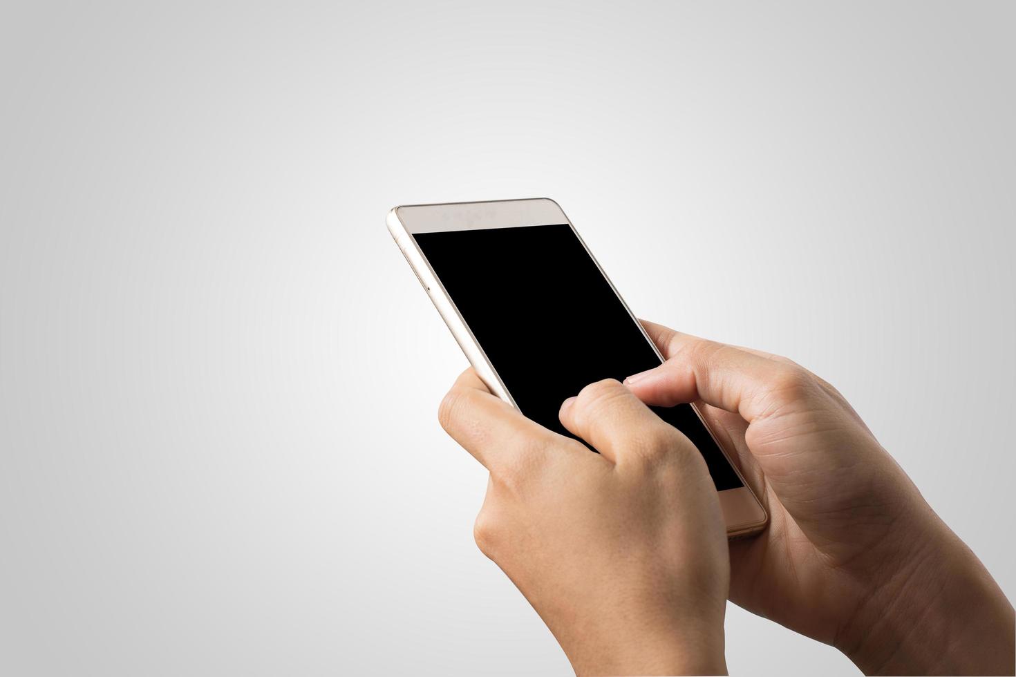 main tenant un smartphone isolé sur fond blanc photo