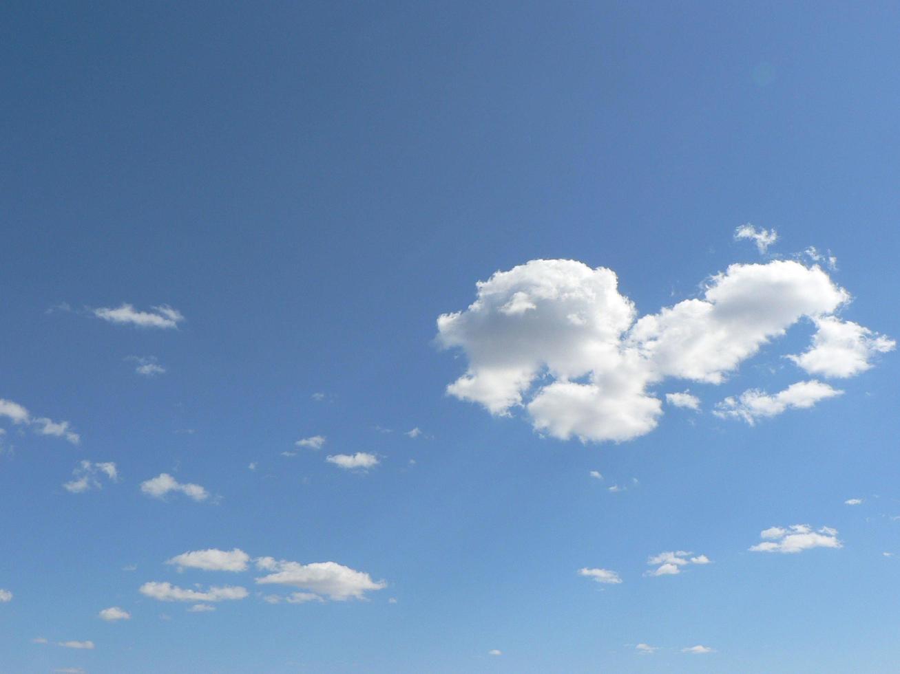 beau ciel bleu avec fond de nuages. nuages du ciel. air et nuages moelleux dans le ciel bleu par une journée ensoleillée, texture d'arrière-plan. espace de copie. la notion d'espoir. photo