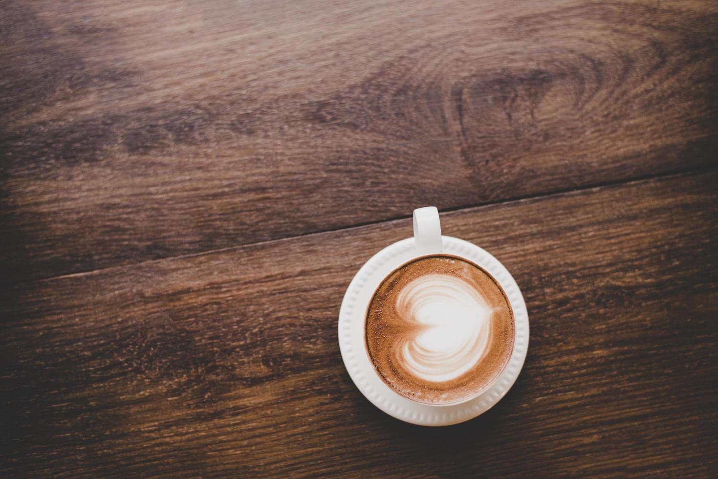 Vue de dessus du café art latte vintage avec forme de coeur sur table en bois photo