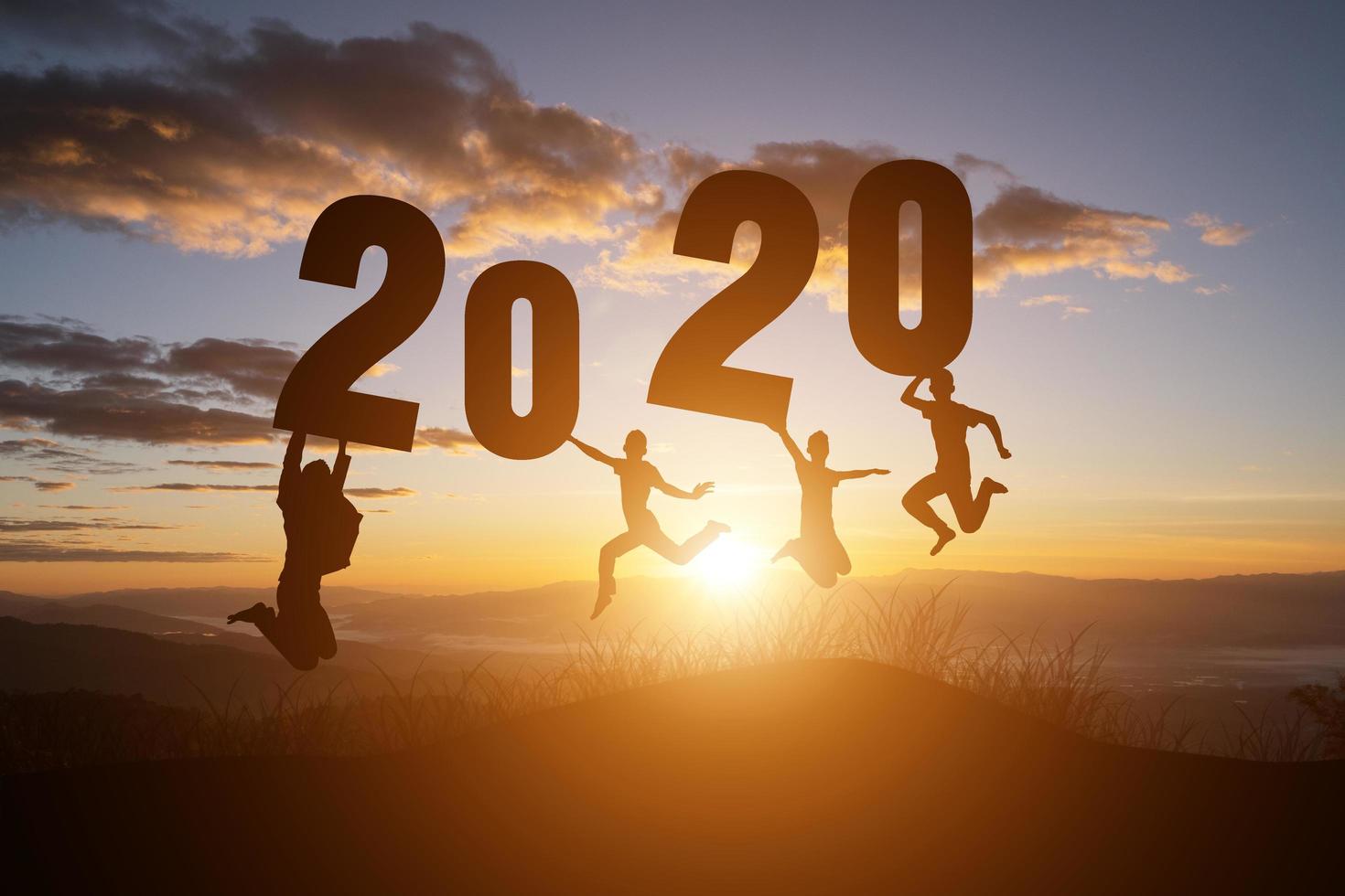 silhouette du numéro 2020 sur fond de coucher de soleil photo