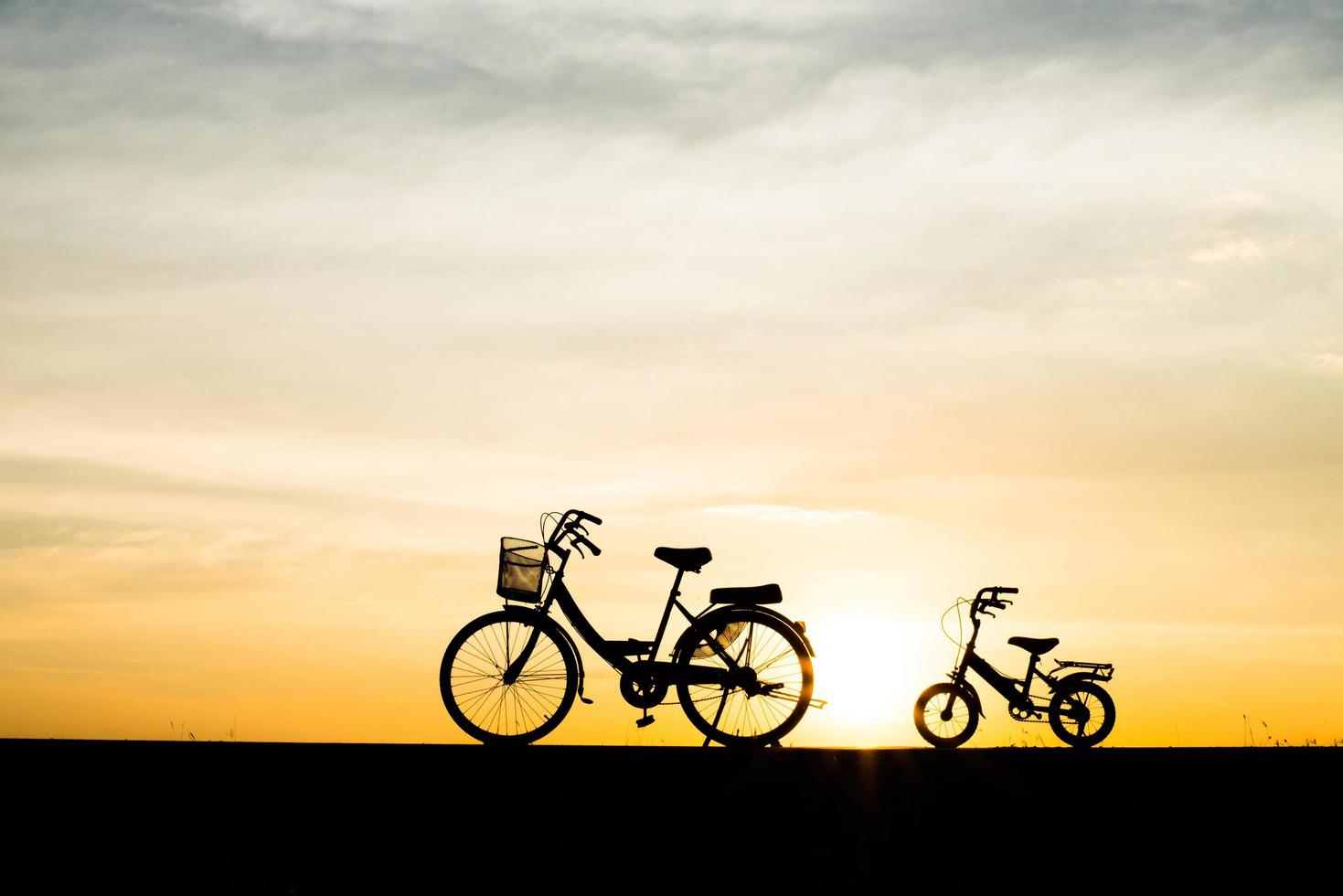 deux vélos silhouette vintage au coucher du soleil photo