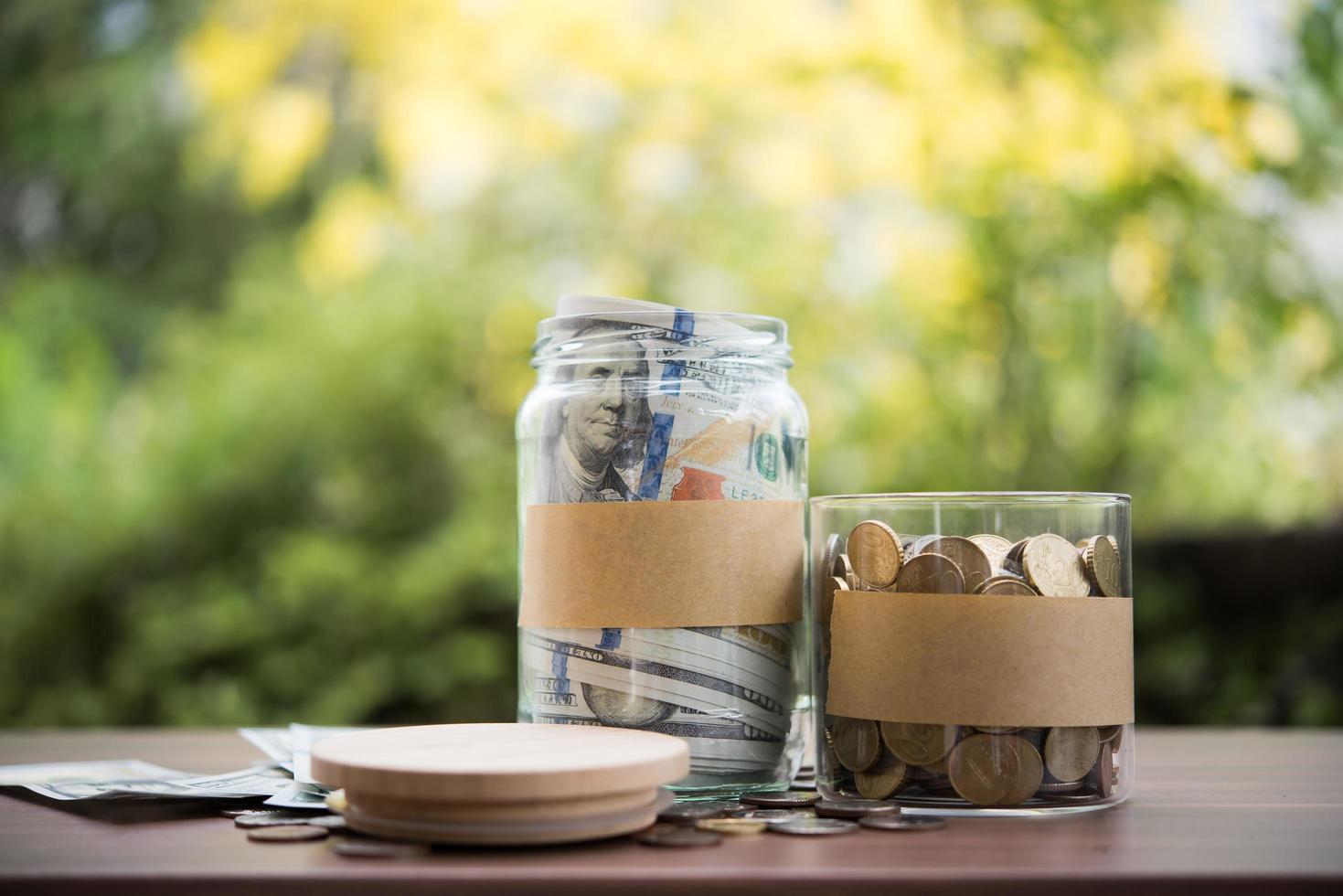 argent dans un bocal en verre dans la nature, concept d'investissement photo