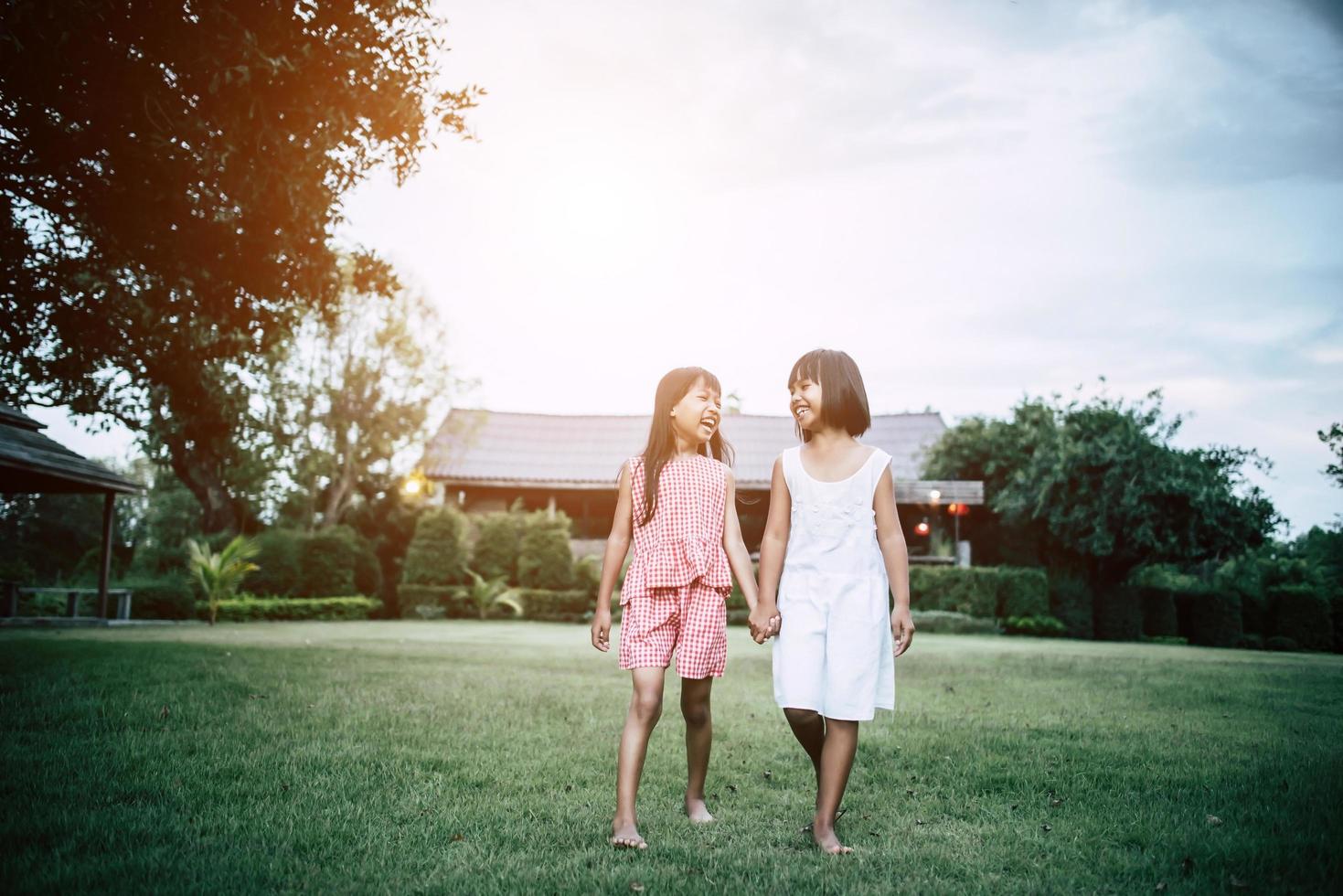 deux petites filles s'amusant à jouer dans le parc photo