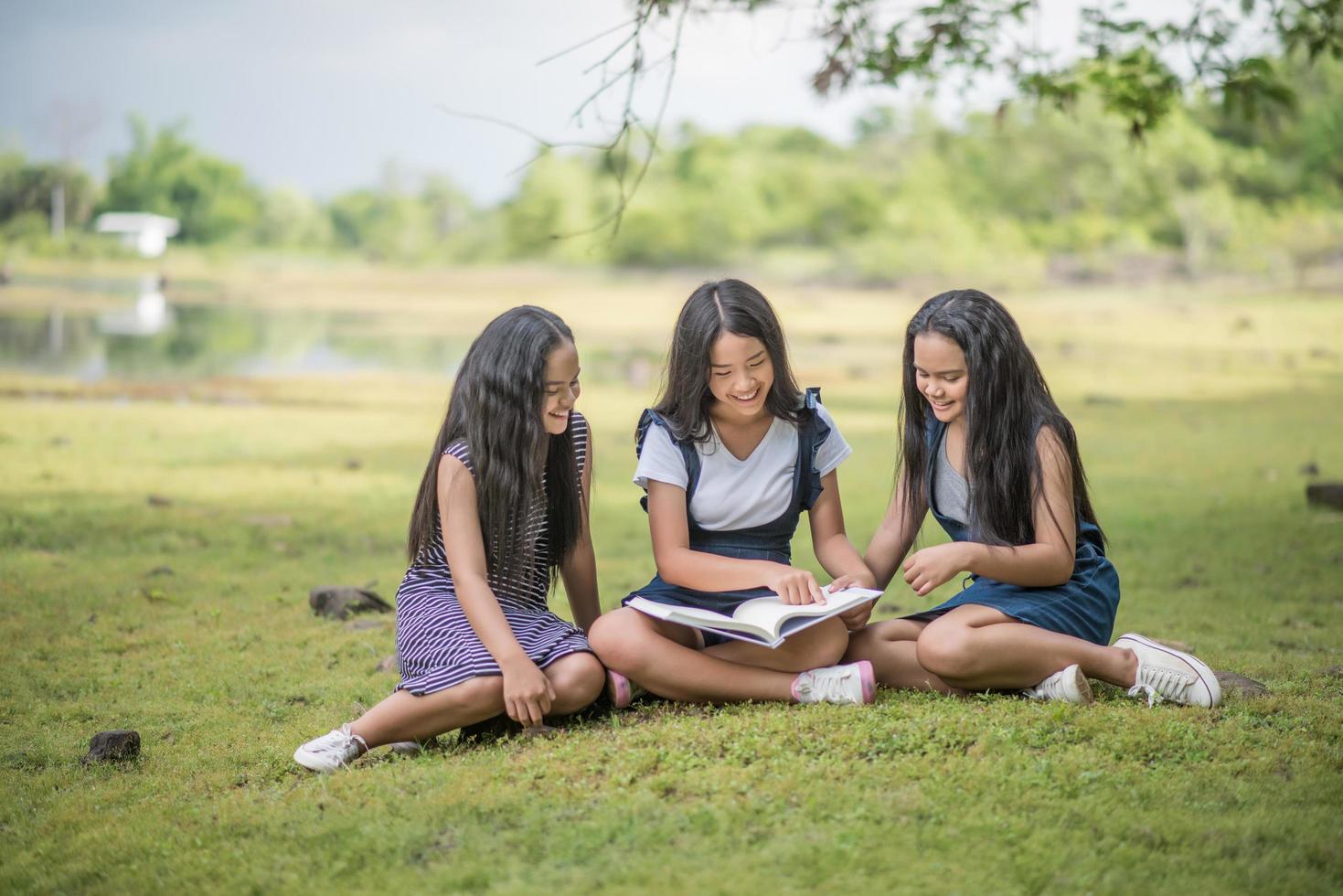 jeunes étudiantes se préparent à un examen dans le parc photo