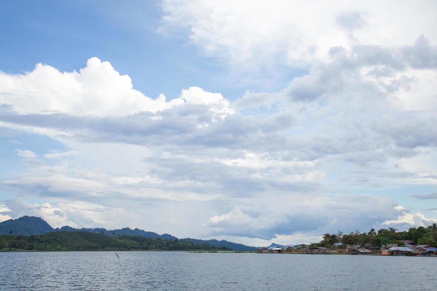 rivière, ciel et montagnes photo