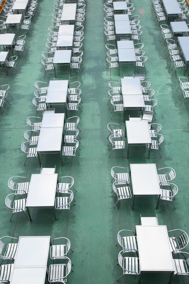 tables et chaises sur un bateau en thaïlande photo