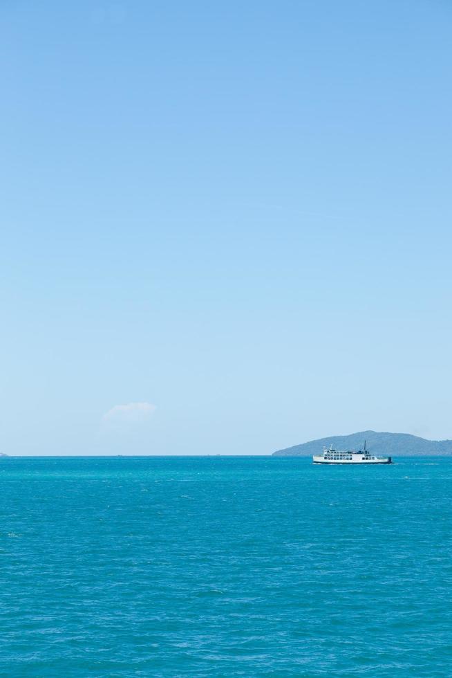 bateau sur la mer photo