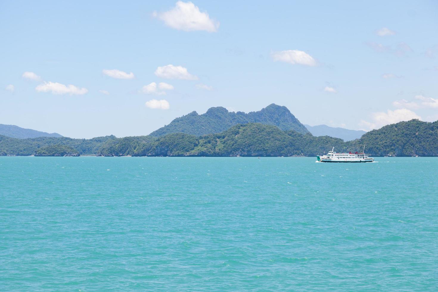 bateau sur la mer en thaïlande photo