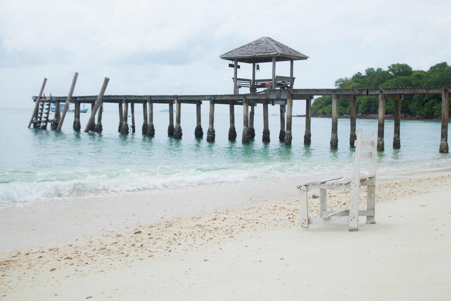 chaise de plage en bois blanc photo