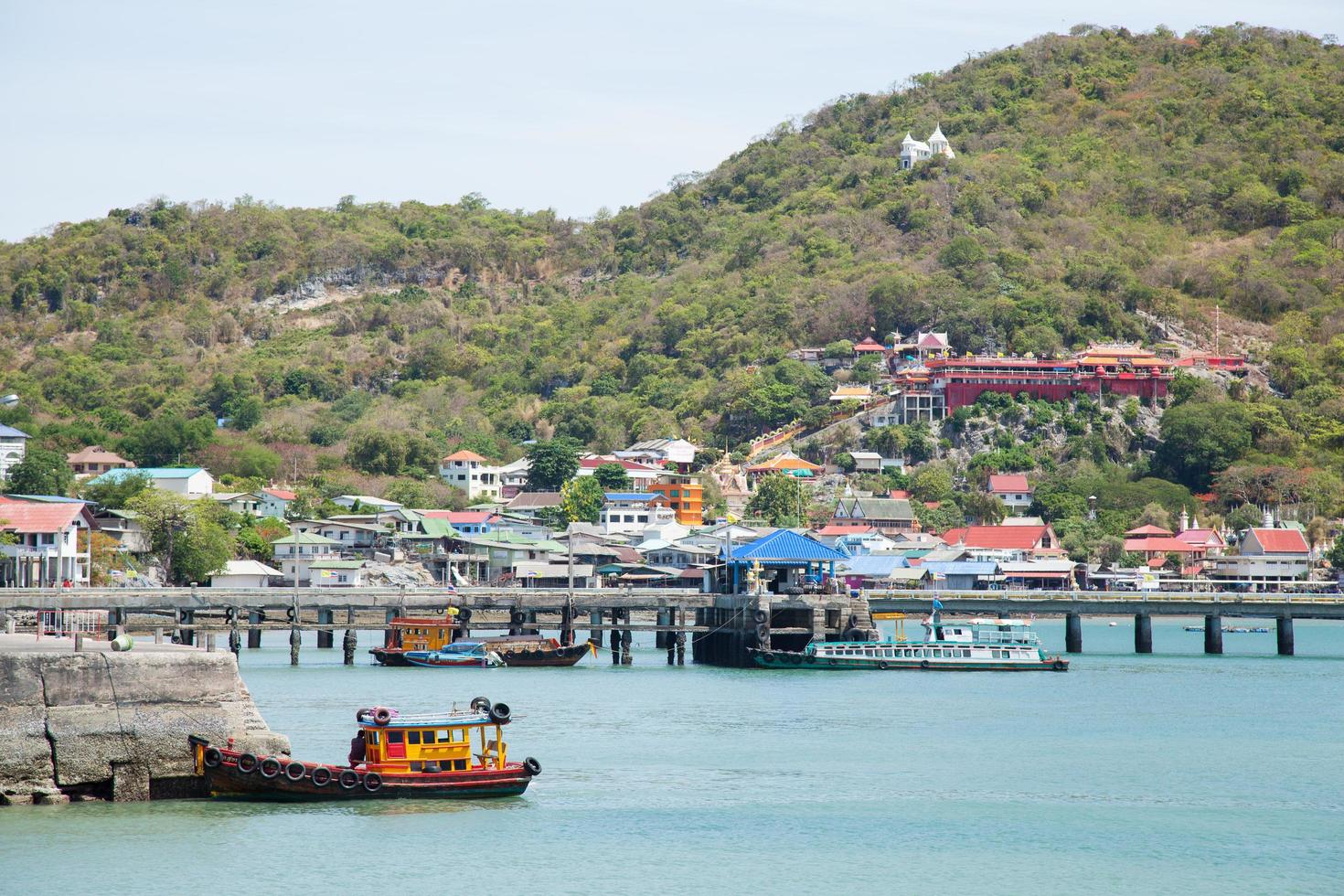 Bateaux de pêche amarrés dans le port en Thaïlande photo