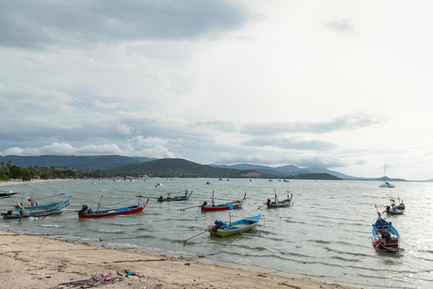 bateaux de pêche près de la côte en thaïlande photo